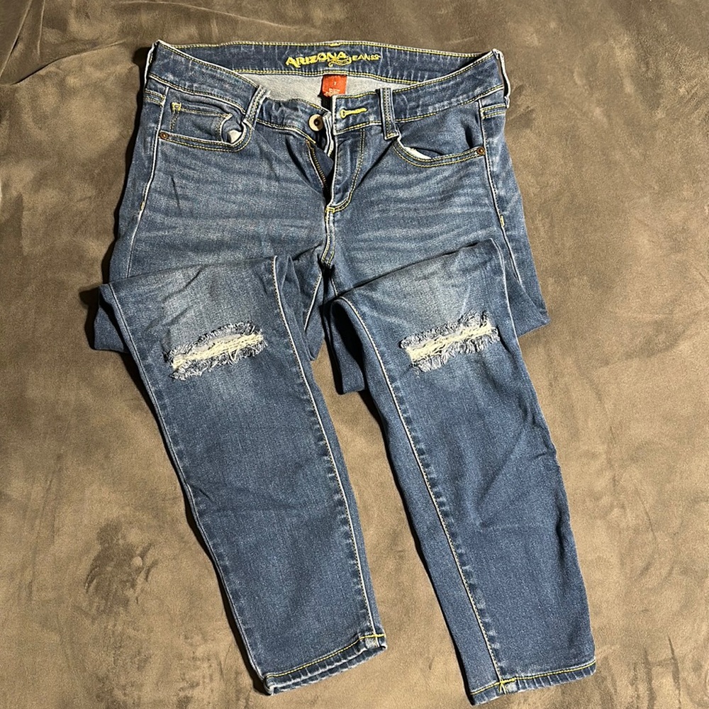 Arizona Jeans distressed knee skinny